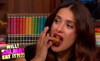 Salma Hayek come gusanos en programa de Tv, mira aqui el video