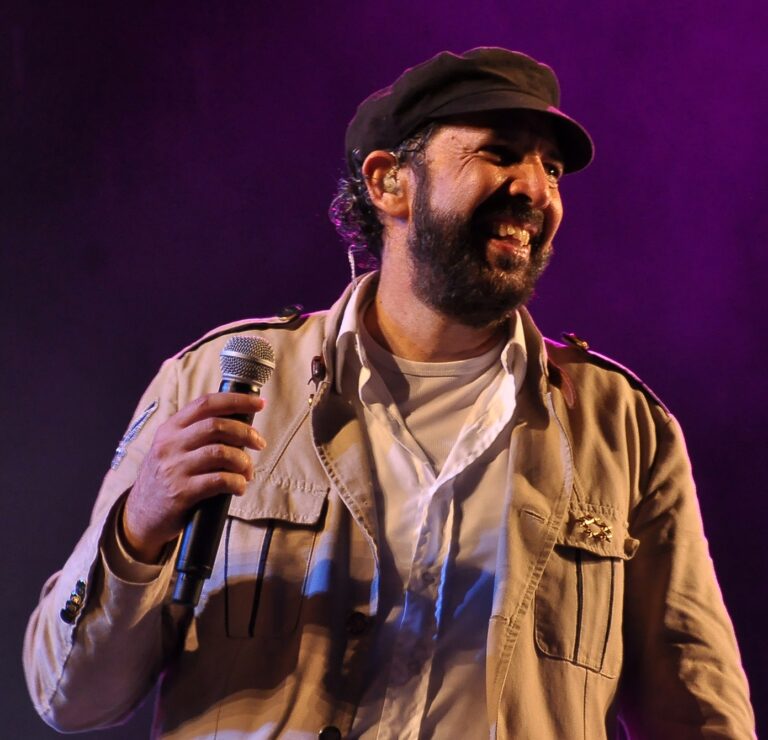 Juan Luis Guerra lanza edición limitada de tenis inspirados en su exitoso álbum “Bachata Rosa” juan-luis-guerra-lanza-edicion-limitada-de-tenis-inspirados-en-su-exitoso-album-“bachata-rosa”