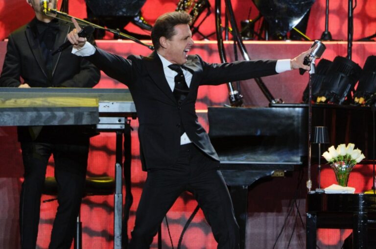 Luis Miguel inicia el fin de su histórica gira en el Estadio GNP Seguros en Ciudad de México luis-miguel-inicia-el-fin-de-su-historica-gira-en-el-estadio-gnp-seguros-en-ciudad-de mexico