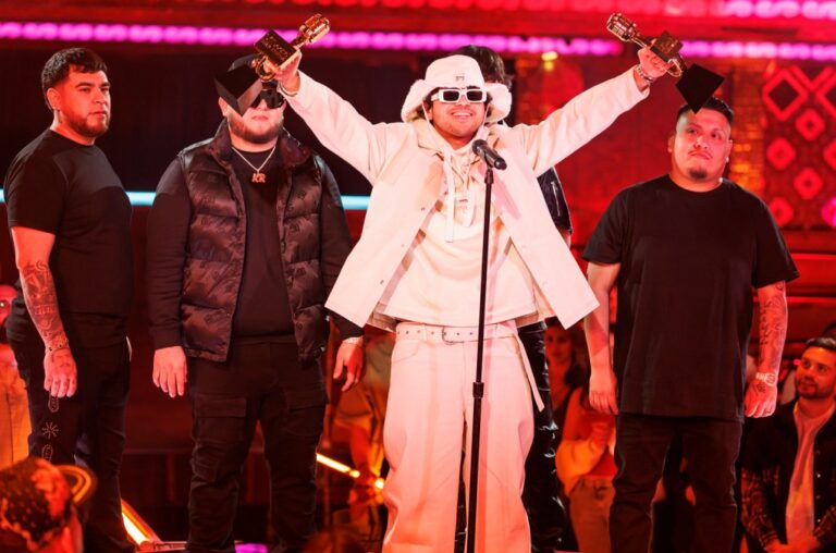 Bad Bunny, Fuerza Regida y más estrellas latinas ganan Premios Billboard de la Música 2024 bad-bunny,-fuerza-regida-y-mas-estrellas-latinas-ganan-premios-billboard-de-la-musica 2024