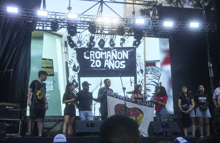3-momentos-del-homenaje-a-las-victimas-y-sobrevivientes-de-cromanon-organizado-en-el-obelisco