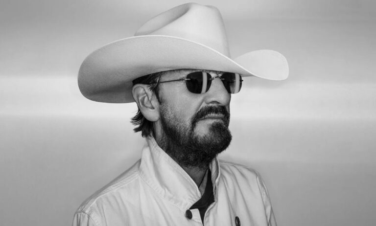 ringo-starr-irradia-el-estilo-relajado-de-un-vaquero-en-look-up