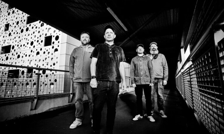 mogwai-comparte-un-rayo-de-esperanza-en-the-bad-fire