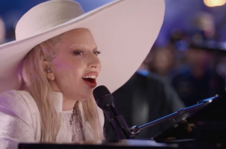 lady-gaga-interpreta-‘hold-my-hand’-para-victimas-de-desastres-en-super-bowl-2025: mirala