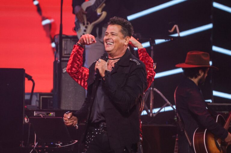 carlos-vives-recorre-sus-mayores-exitos-en-vina-del-mar-y-gana-gaviotas-de-plata-y oro