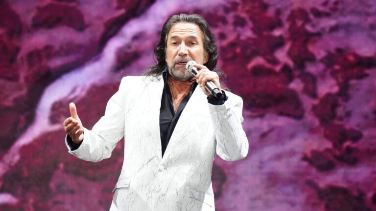 marco-antonio-solis-cautiva-a-republica-dominicana-con-una-noche-magica-en-el-estadio-quisqueya