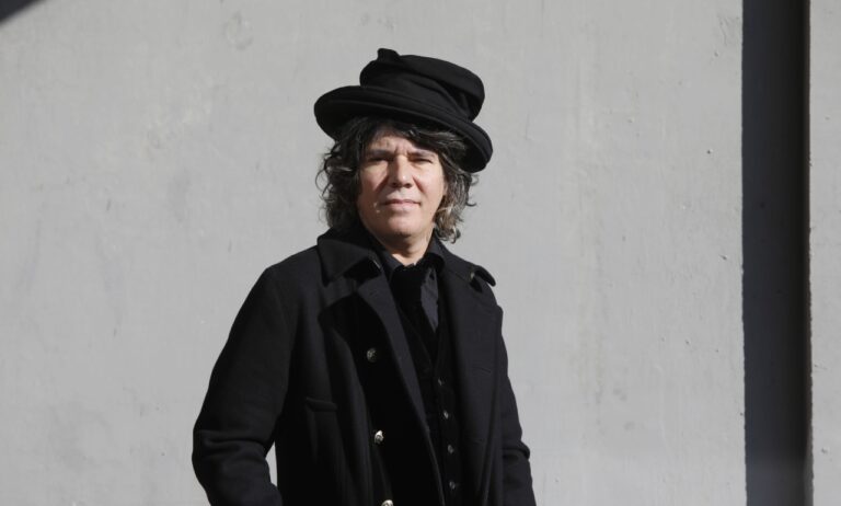 maxi-trusso-se-tiro-al-publico,-nadie-lo-agarro-y-canto-fracturado-desde-el-backstage