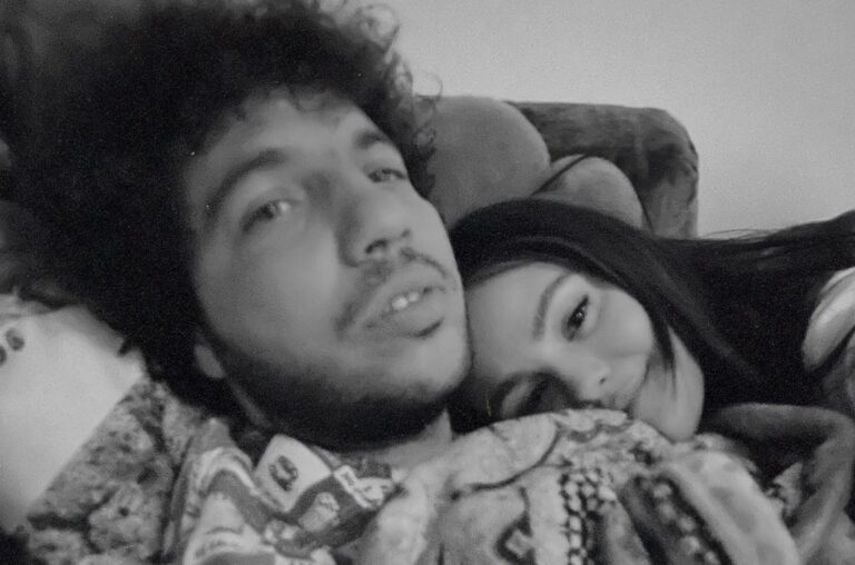 ‘ojos-tristes’-de-selena-gomez,-benny-blanco-y-the-marias-debuta-en-top-10-de-hot-latin songs
