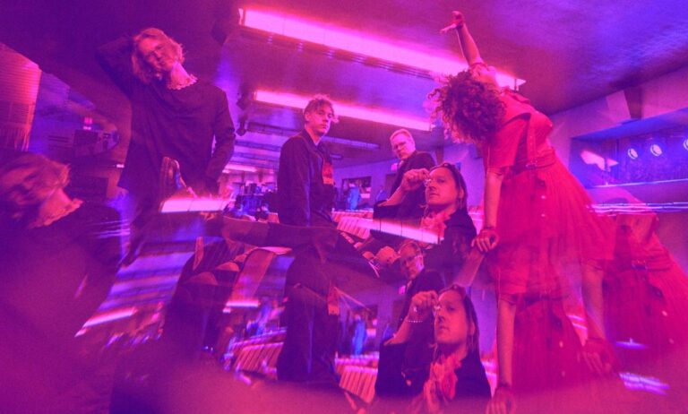 arcade-fire-anuncia-su-nuevo-disco,-pink-elephant
