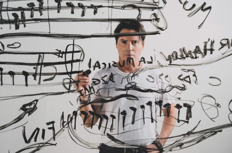 dentro-del-album-‘2-manos,-1-mundo’-de-arthur hanlon