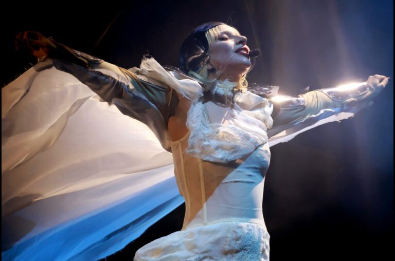 show-de-lady-gaga-en-coachella-fue-un-comentario-genial-sobre-la fama