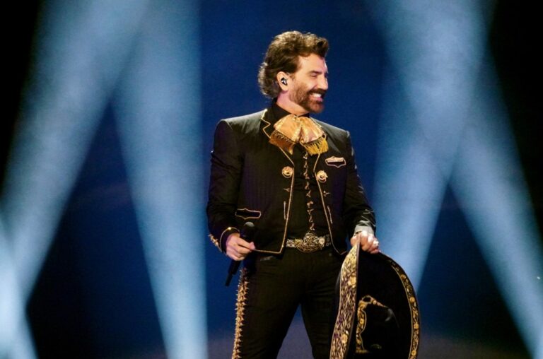 alejandro-fernandez-dona-ganancias-a-causa-de-salud-mental-y-mas-momentos inspiradores