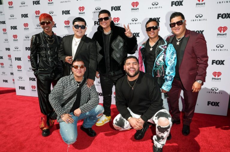 grupo-firme-le-canta-al-desamor-en-su-nuevo-album,-‘evolucion’:-escuchalo aqui