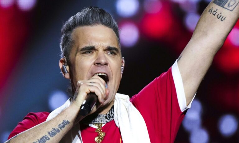 Robbie Williams inicia su era ‘BRITPOP’ con un sencillo al lado de Tony Iommi robbie-williams-inicia-su-era-‘britpop’-con-un-sencillo-al-lado-de-tony-iommi