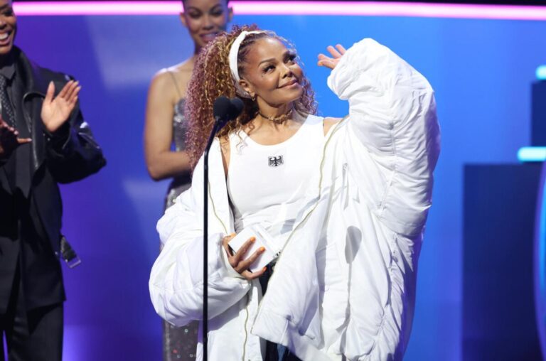 janet-jackson-dice-sueno-de-su-familia-nunca-fue-la-fama-al-aceptar-icon-award-en amas