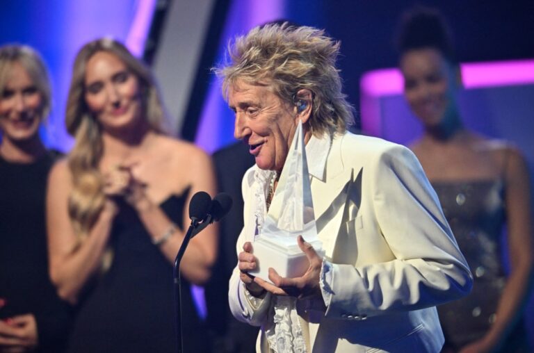 rod-stewart-recibe-premio-a-la-trayectoria-en-los-amas-2025,-canta-‘forever young’