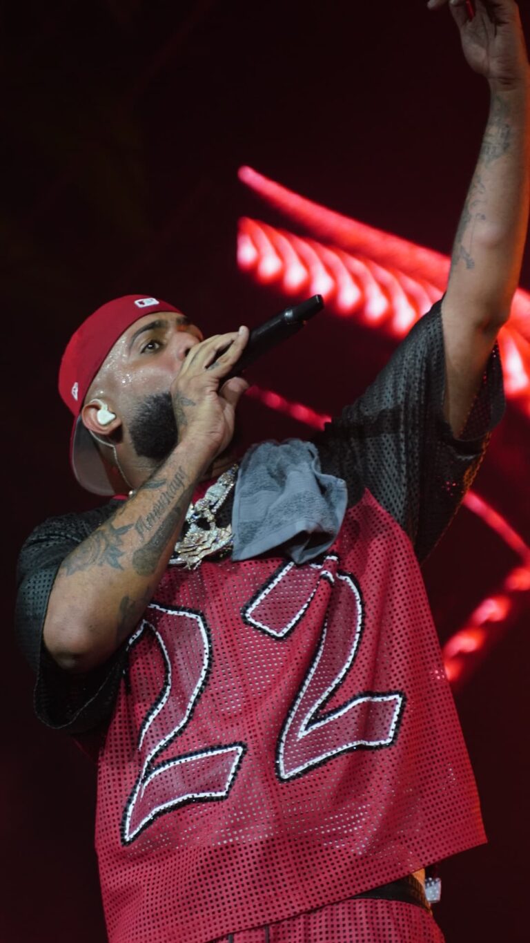 eladio-carrion-arrasa-en-altos-de-chavon-a-ritmo-de-trap