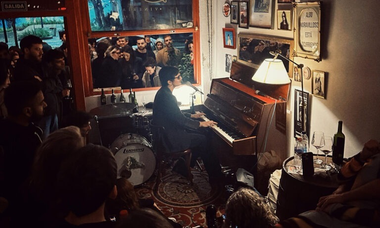 piano-bar:-el-ultimo-e-inesperado-fenomeno-de-la-noche-en-buenos-aires