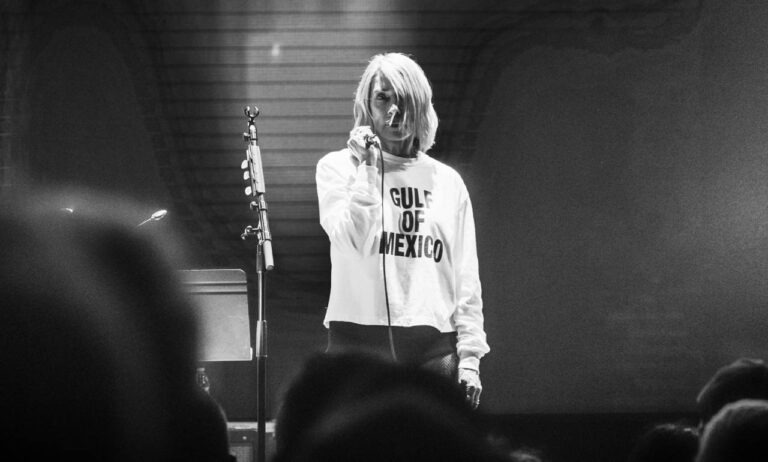 kim-gordon-convierte-‘bye-bye’-en-una-protesta-anti-trump